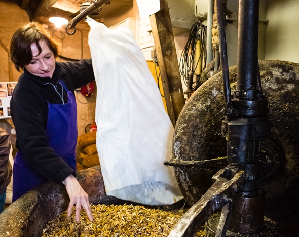 Fabrication artisanale et ancestrale d'huile de noix au Moulin de la Veyssière dans le Périgord en Dordogne