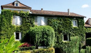 Façade du Moulin de la Veyssière en Dordogne dans le Périgord, monument datant du XVIe siècle